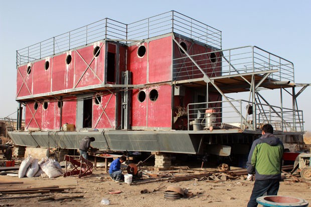 Com medo do fim do mundo, Lu Zhenhai está construindo uma arca. (Foto: AFP)