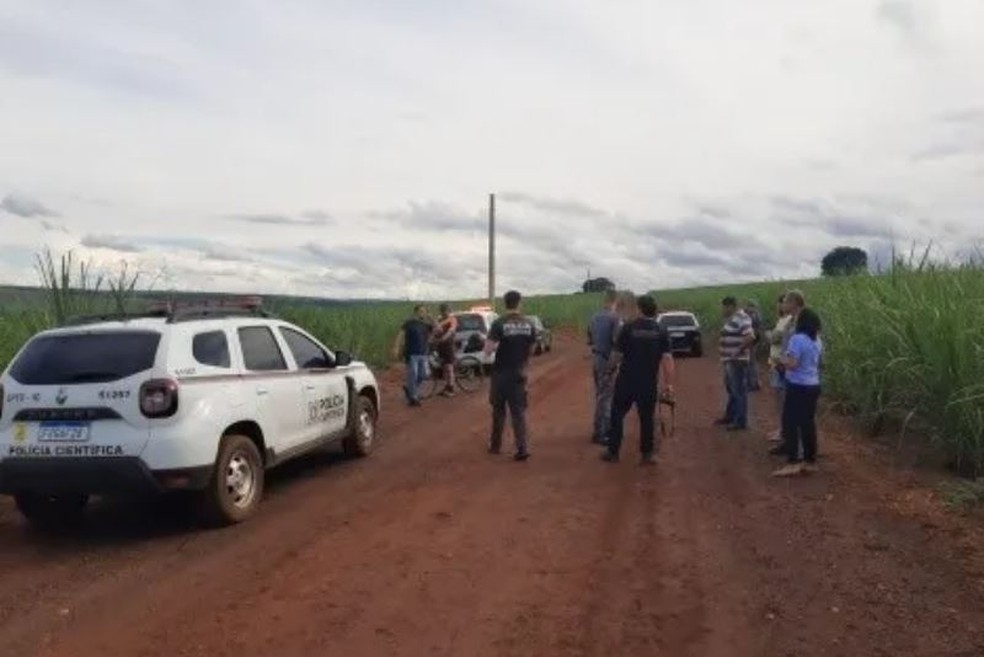 Corpo é encontrado dentro de carro em estrada de terra de Rincão — Foto: Alternativa Rincão