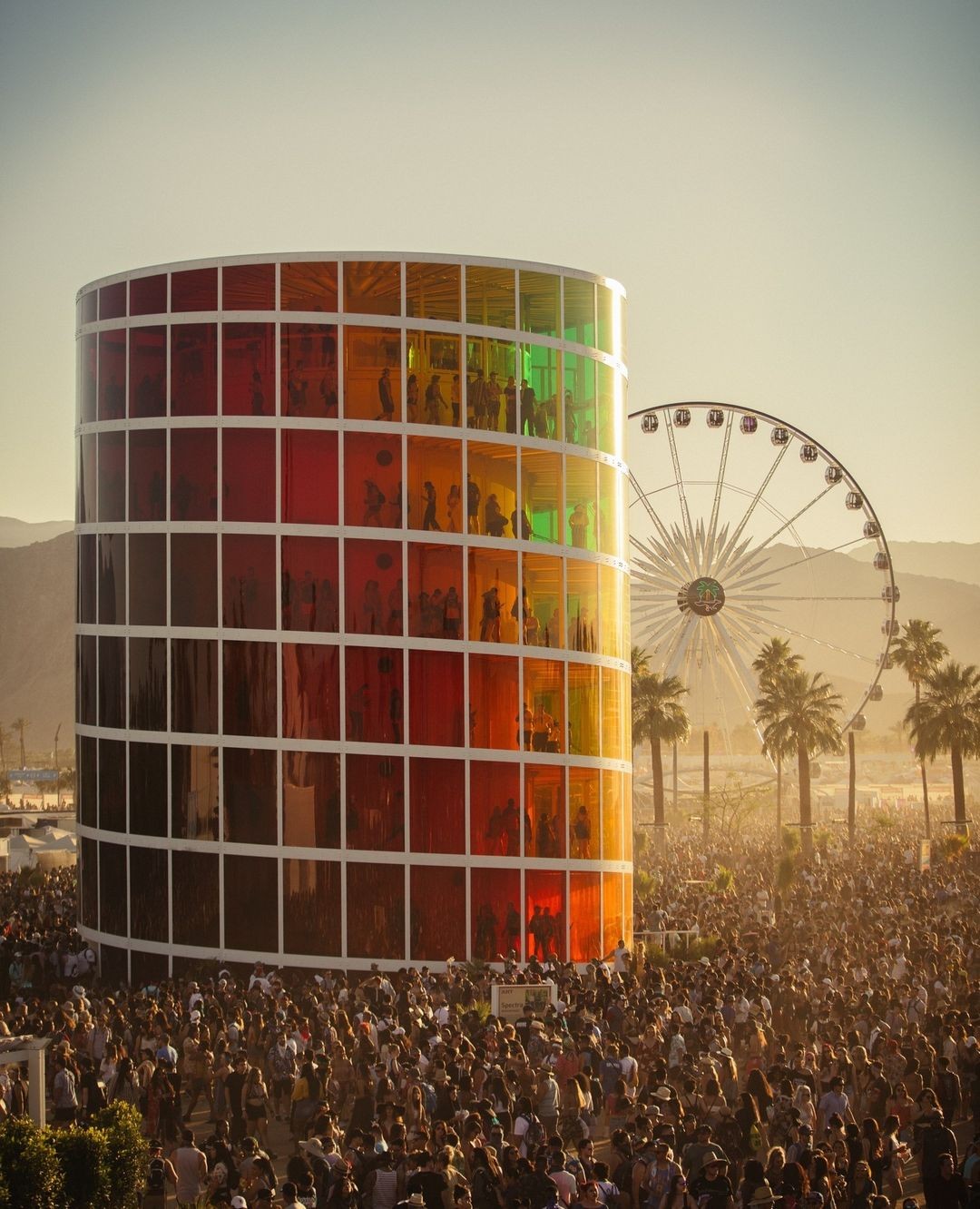 A torre permite que o público veja o festival de outro ângulo (Foto: Reprodução / Instagram / NEWSUBSTANCE)