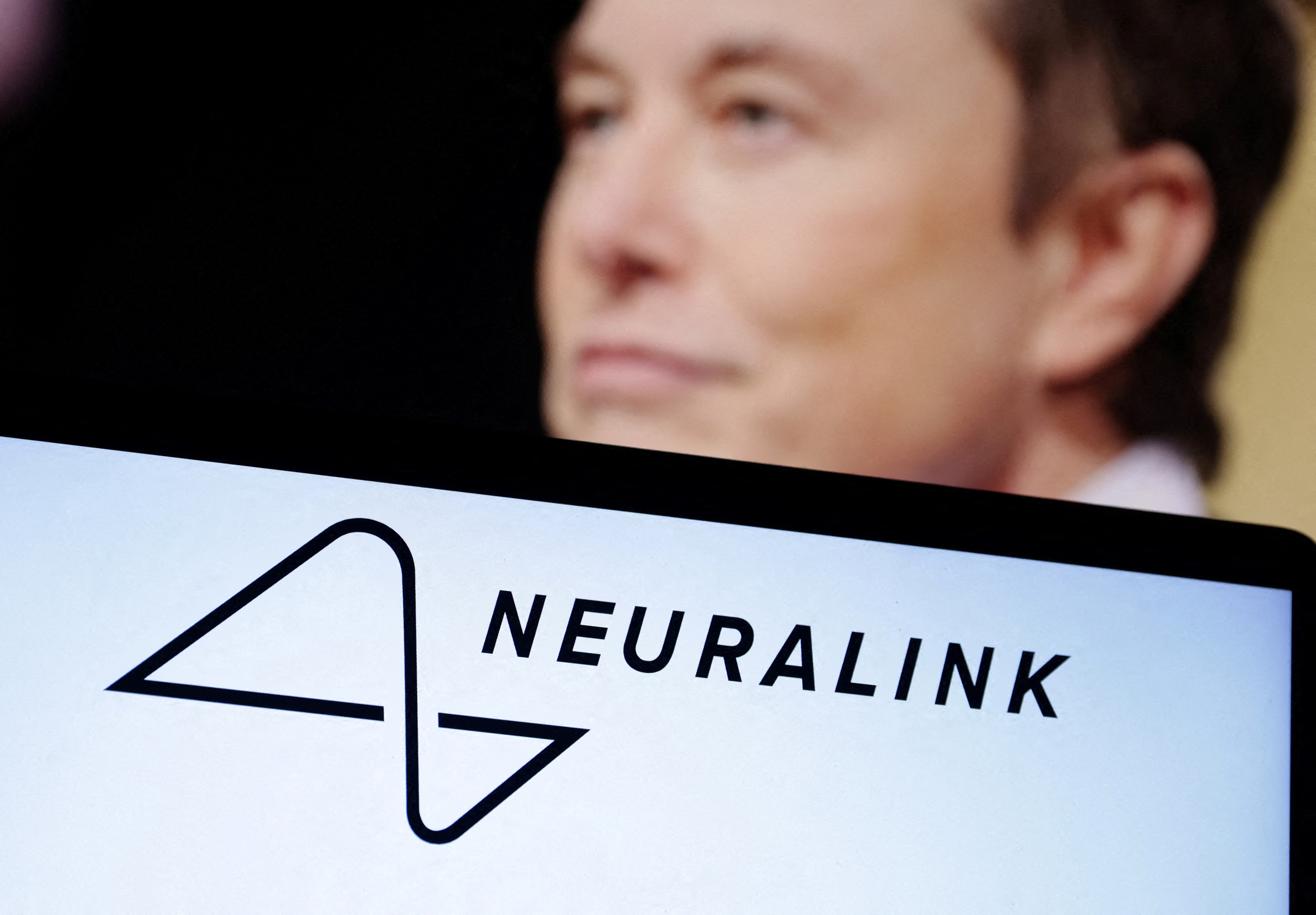 Neuralink, empresa de chips cerebrais de Elon Musk, abre inscrições para testes em humanos
