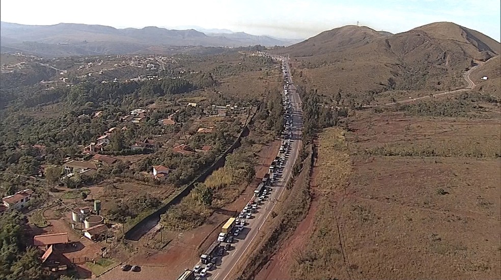 Acidente causou congestionamento na BR-040, em Itabirito (Foto: Reproduo/TV Globo)