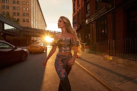 Yasmin Brunet é a estrela da campanha de verão 2018 da MY.f.t., fotografada em Manhattan por Tavinho Costa, com styling de Felipe Veloso