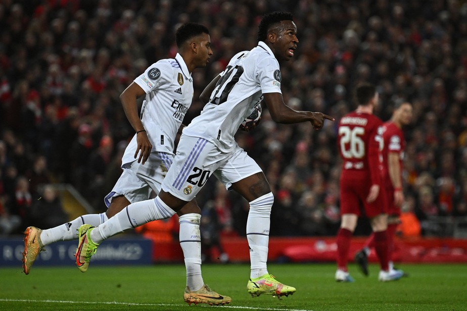 Vinícius brilhou em goleada do Real Madrid sobre o Liverpool na Inglaterra