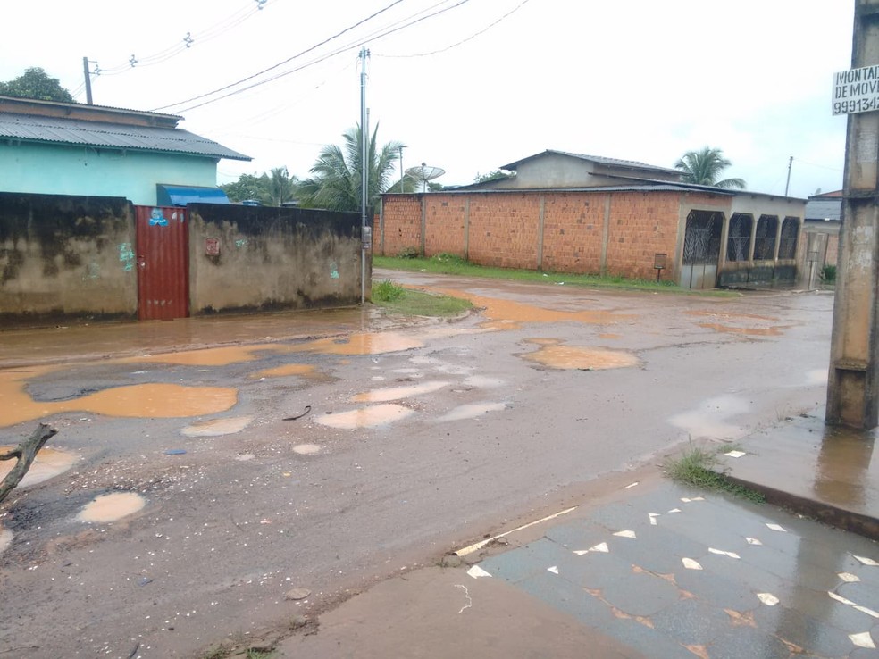 Rua está tomada por buracos e moradores dizem que não conseguem passar pela via  — Foto: Alcinete Gadelha/G1