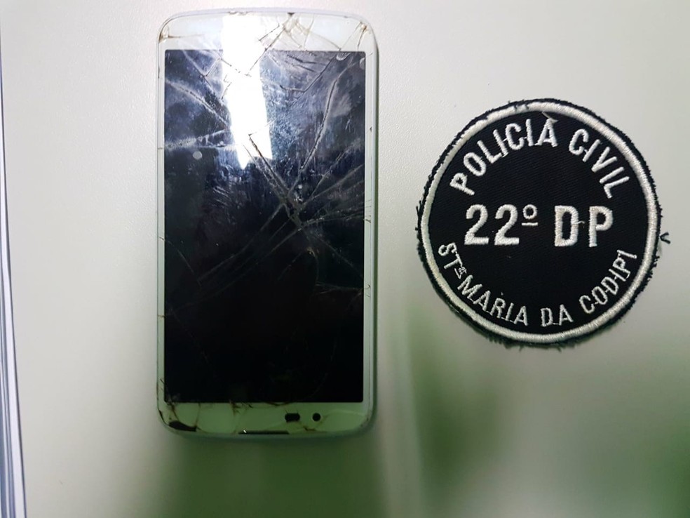 Policiais foram atÃ© a casa do suspeito e recuperaram o celular da vÃ­tima â?? Foto: DivulgaÃ§Ã£o/PC