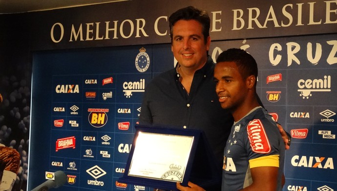 Semana especial: Elber recebe placa por 100 jogos e vai jogar em casa