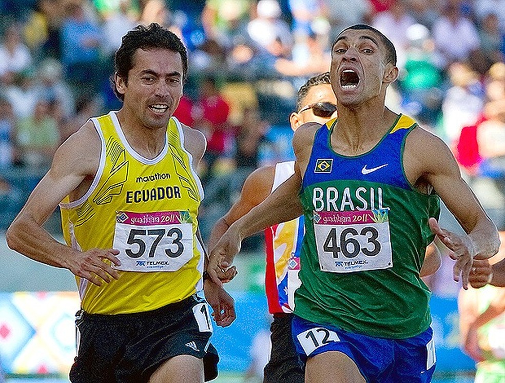 Leandro Prates (à direita) e Byron Piedra na chegada dos 1500m no Pan-Americano de Guadalajara — Foto: AFP