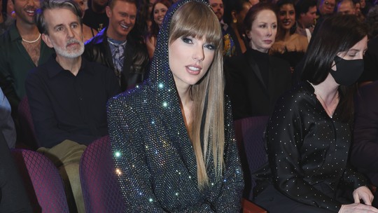 Taylor Swift elege macacão brilhante para premiação de música em Los Angeles