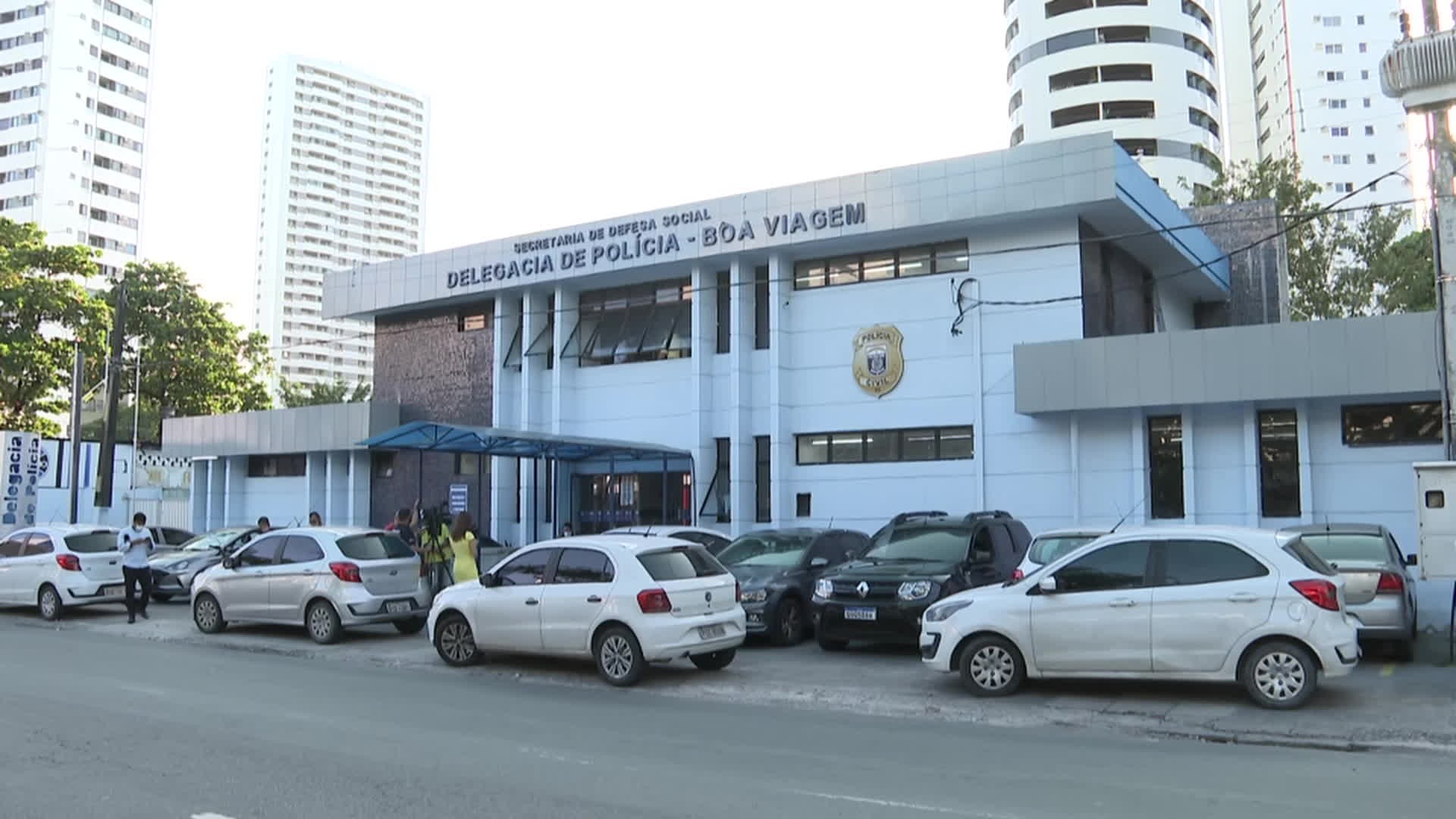 Quatro pessoas são presas em flagrante vendendo falsas cartas de crédito contempladas, em Boa Viagem