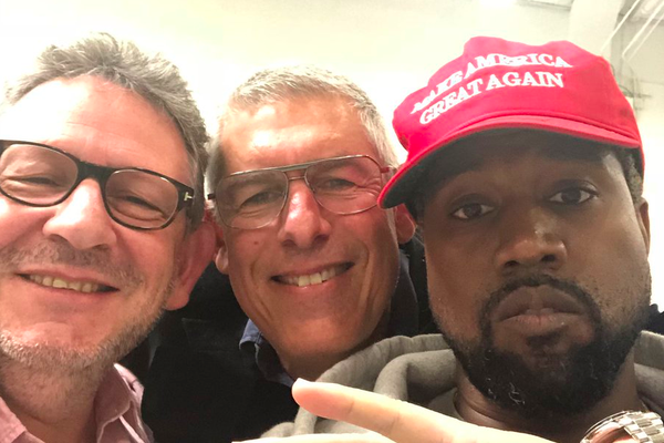 Kanye West com amigos utilizando um boné com o slogan da campanha de Donald Trump (Foto: Twitter)