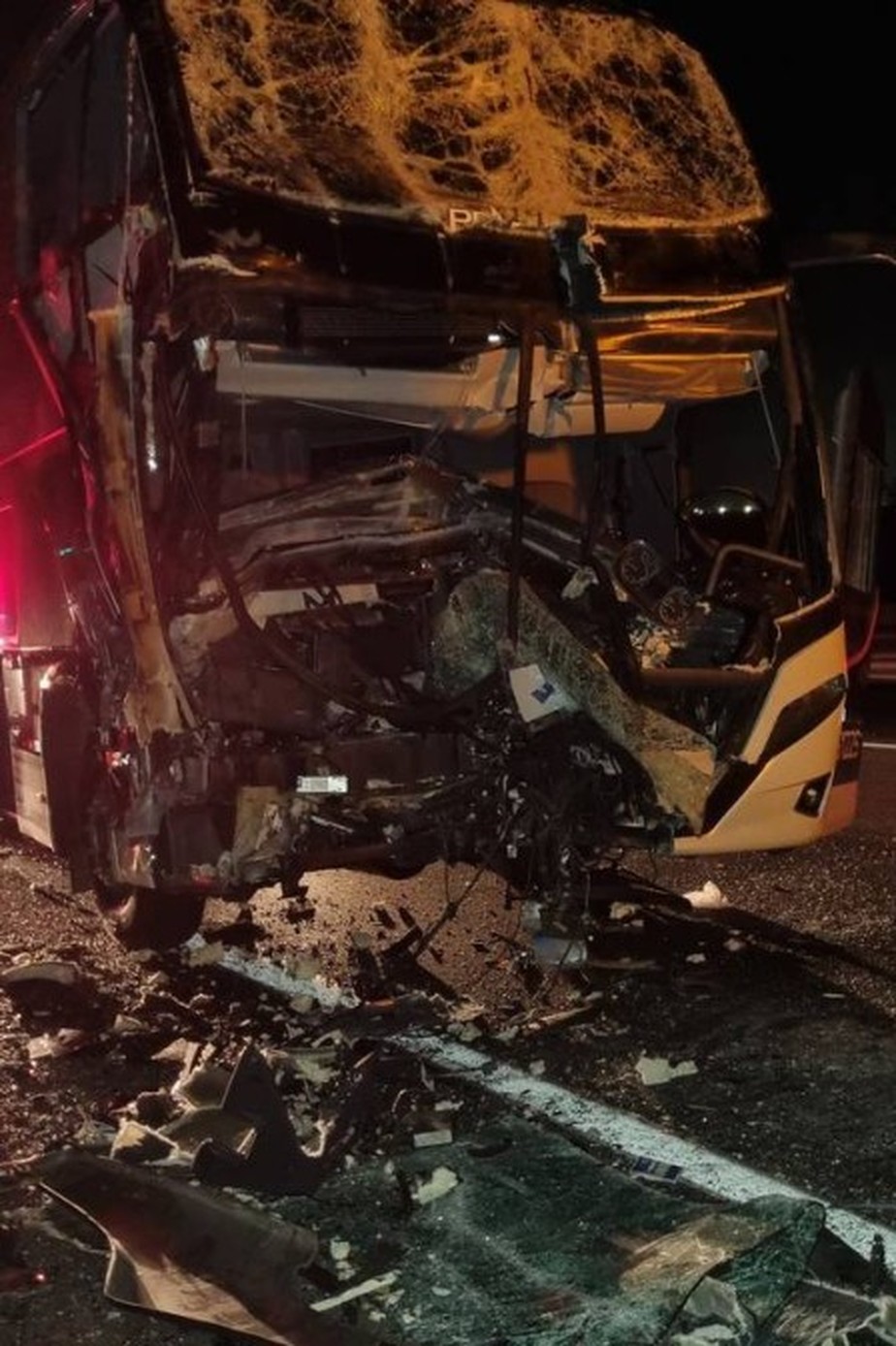 Torcedores postaram fotos do ônibus após o acidente nas redes sociais