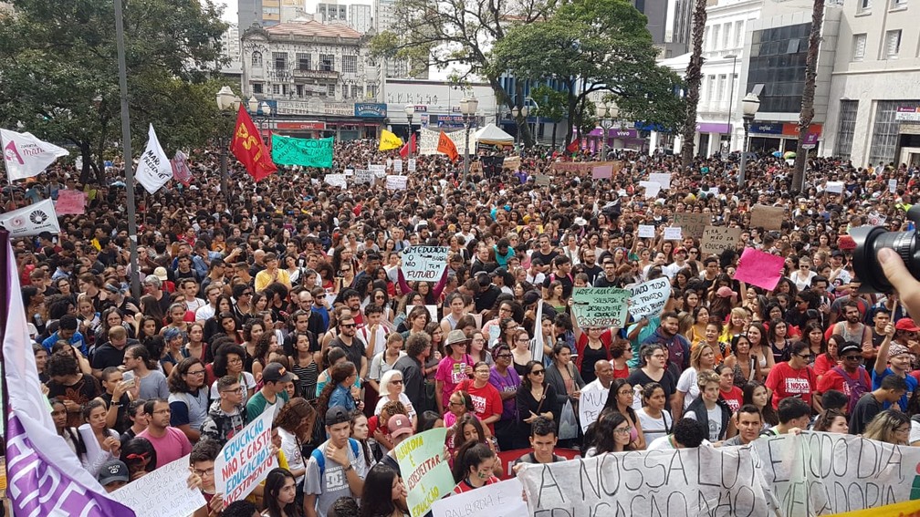 Protesto no Largo do Rosário, em Campinas, contra bloqueio de verbas da Educação. — Foto: Luciano Calafiori/G1