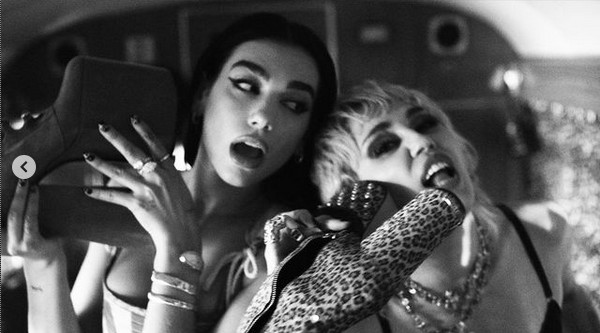 Miley Cyrus e Dua Lipa durante as filmagens do clipe da canção Prisoner (Foto: Instagram)
