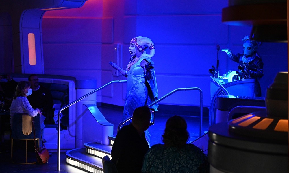 Gaya, uma cantora pop alienígena, se apresenta para os hóspedes do hotel temático Star Wars: Galactic Starcruiser, no Walt Disney WorldThe New York Times