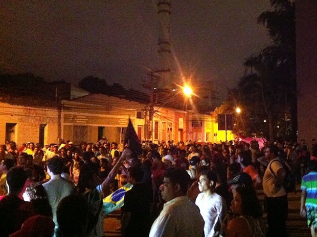 Manifestantes chegaram pacificamente à frente do prédio da Câmara de Vereadores de Cuiabá. (Foto: Dhiego Maia/G1)