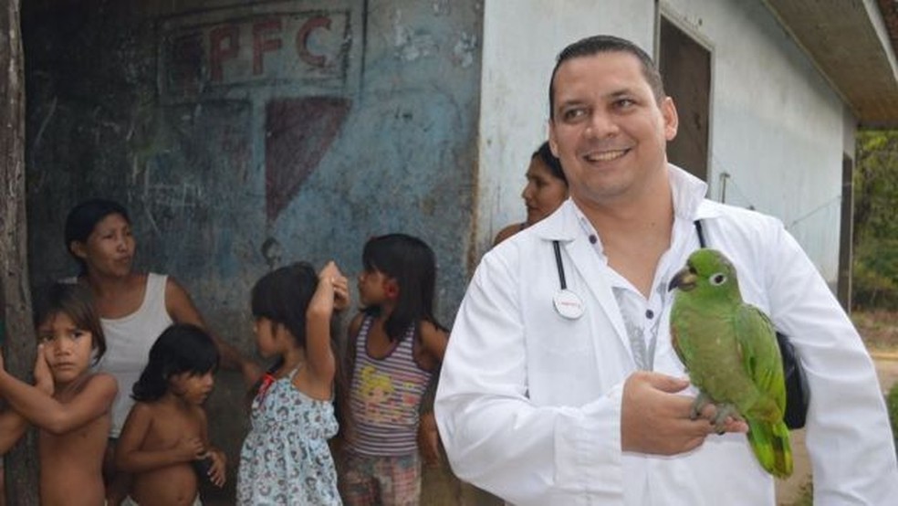 Durante o Mais Médicos, o médico cubano Michel Almaguer Riberón atendeu membros das etnias Asurini, Anambé e Amanaé no município de Tucuruí, no Pará — Foto: OPAS/BBC