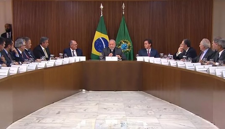 Lula, ao centro, durante a reunião com governadores