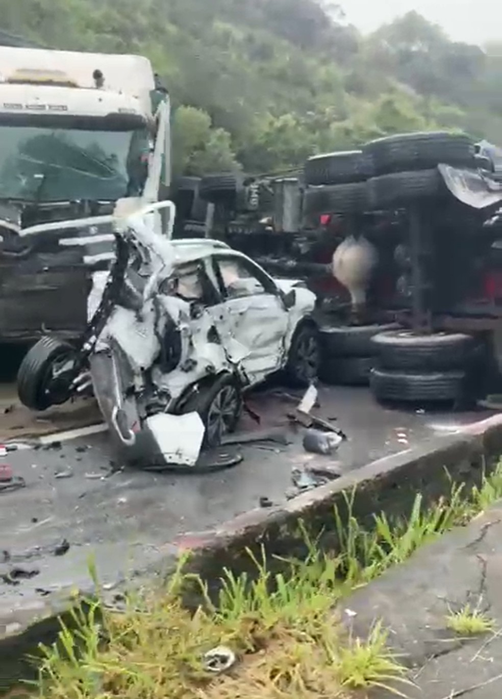 Grave acidente com carros e caminhões ocorreu na tarde desta terça-feira (20) na BR-040, trecho de descida da Serra de Petrópolis — Foto: Reprodução redes sociais