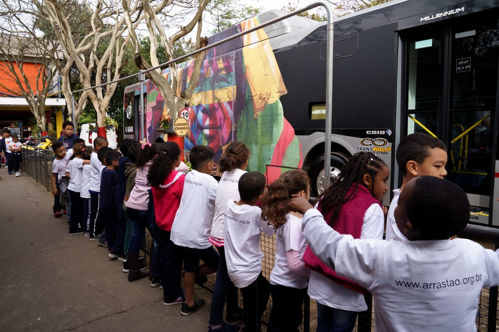 Crianças aguardam na fila para exposição itinerante do artista Eduardo Kobra  — Foto: Marcelo Brandt/G1
