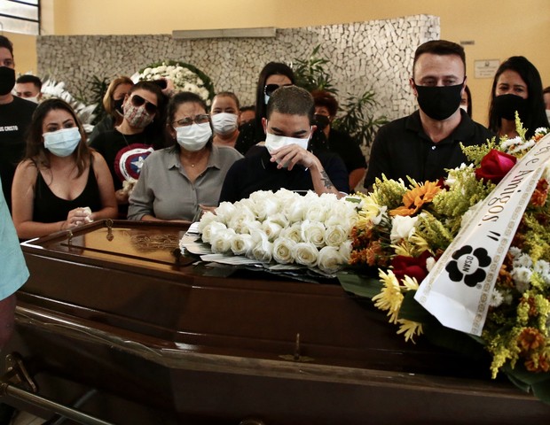 Enterro do pai de Yudi Tamashiro (Foto: Marcos Ribas e Manuela Scarpa/Brazil News)