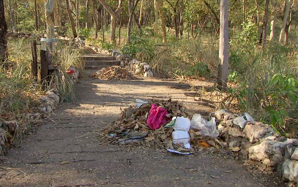 A área possui lixo espalhado e moradores de rua se apropriaram do local — Foto: Reprodução/TVCA