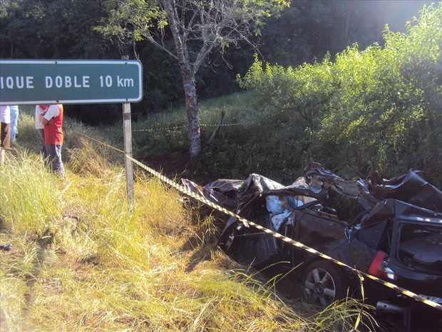 Automóvel Audi ficou destruído após o acidente (Foto: Milton José Vieira, divulgação/Rádio Regional FM Cacique Doble)