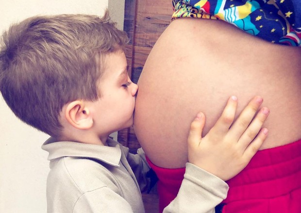 Ana Hickmann mostra filho beijando a barriga da irmã Isabel (Foto: Reprodução/Instagram)