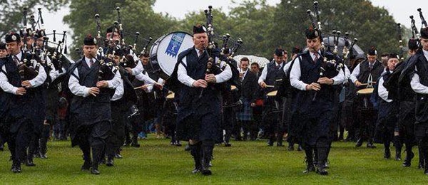 Pipers tocam gaitas de fole na Escócia (Foto: Reprodução/Facebook Craig Lawrie)