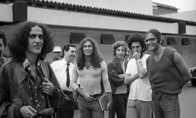 Caetano Veloso e amigos como Jorge Mautner e Wally Salmoão no aeroporto, em 1971