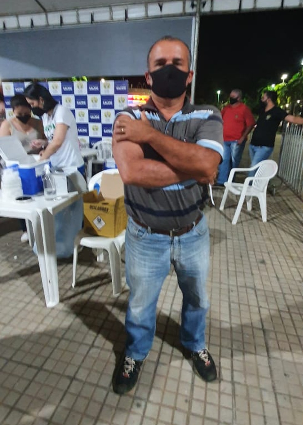 Motorista Alcides da Silva perdeu uma prima e uma tia para a Covid-19 e celebrou poder tomar a vacina — Foto: Andryo Amaral/Rede Amazônica Acre