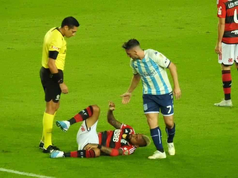 Vidal no ch&atilde;o em Racing x Flamengo &mdash; Foto: Fred Gomes / ge