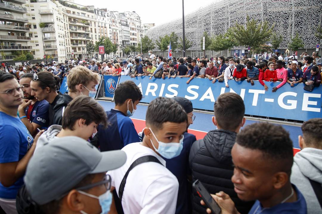 Torcida PSG Parque dos Príncipes Messi