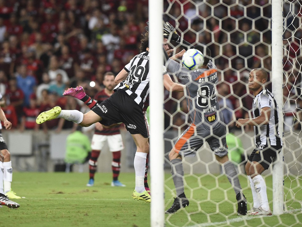 Willian Arão marca, de cabeça, o gol do Flamengo contra o Atlético-MG — Foto: André Durão