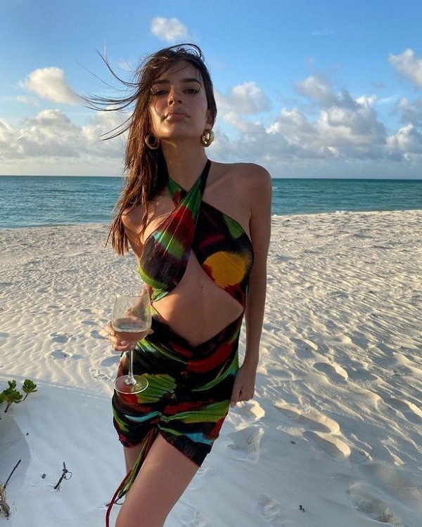 A modelo Emily Ratajkowski durante sua hospedagem em um resort no Caribe (Foto: Instagram)