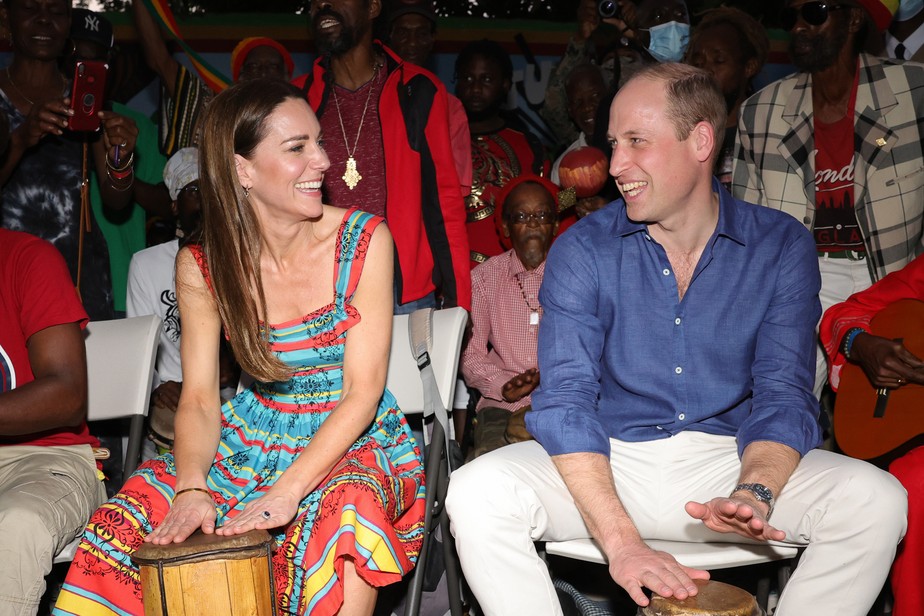 Em turnê pela Jamaica, Kate Middleton e príncipe William tocam