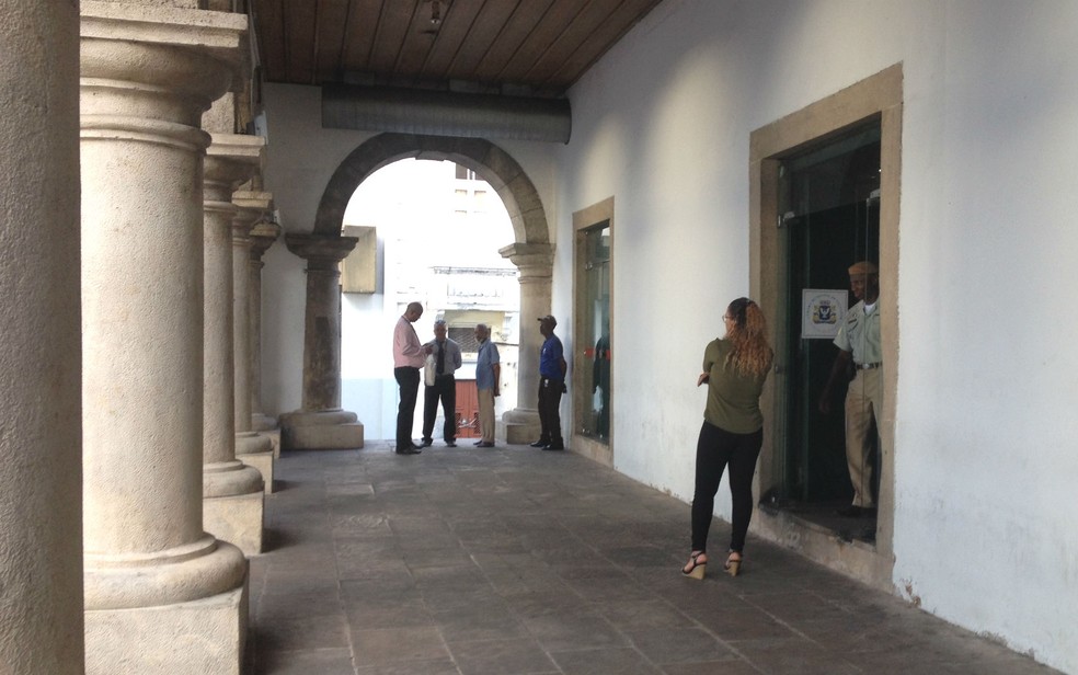 Porta de vidro a lateral da Câmara por onde as pessoas tinham acesso enquanto a port principal do Paço Municipal estava fechada (Foto: Maiana Belo/G1 BA)