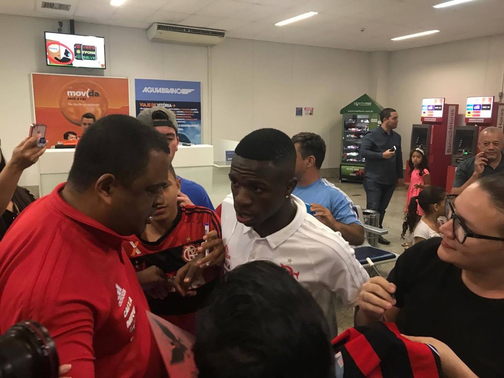 Chegada do Flamengo no Espírito Santo com Vinicius Junior (Foto: José Renato Campos/GloboEsporte.com)