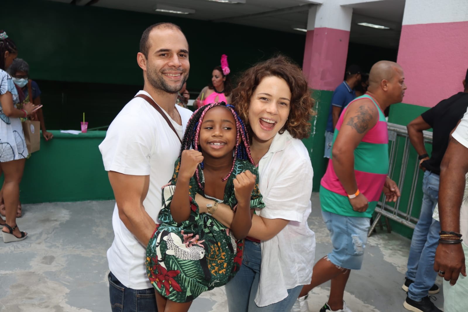 Leandra Leal com Guilherme Burgos e Júlia  (Foto: Thiago Mattos/AgNews)