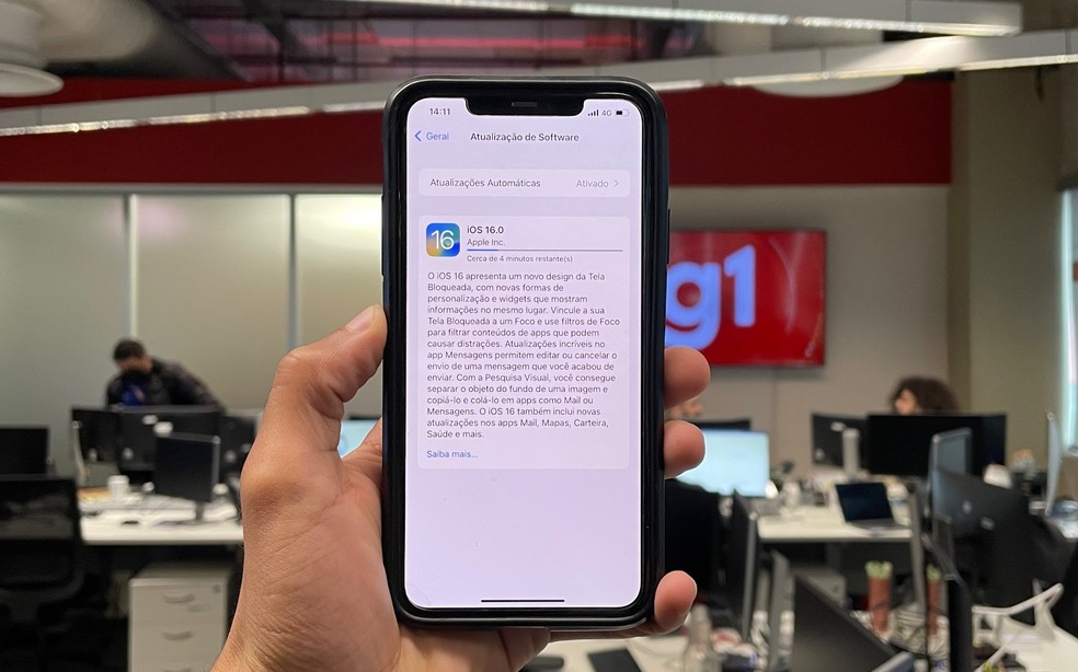 iOS 16 sendo instalado no iPhone 11 — Foto: Darlan Helder/g1