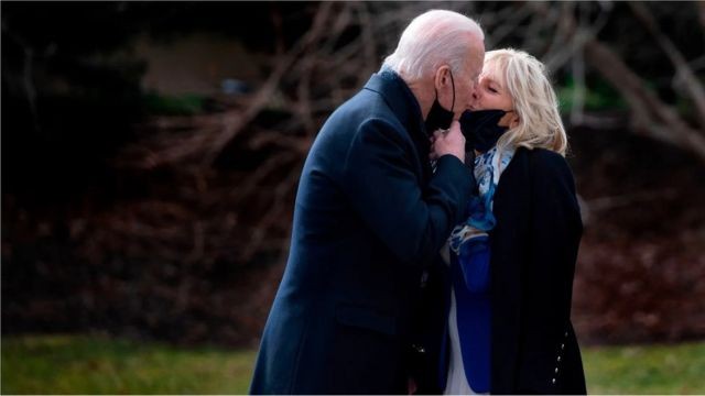 Joe e Jill Biden se beijam no lado de fora da Casa Branca (Foto: JIM WATSON/AFP/GETTY IMAGES)