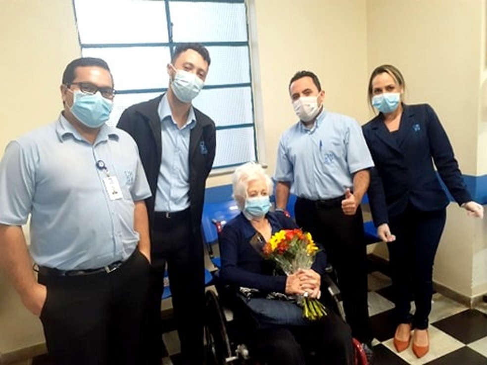 Momento em que idosa recebeu alta do Hospital São Vicente em Jundiaí (SP) — Foto: Divulgação/Hospital São Vicente