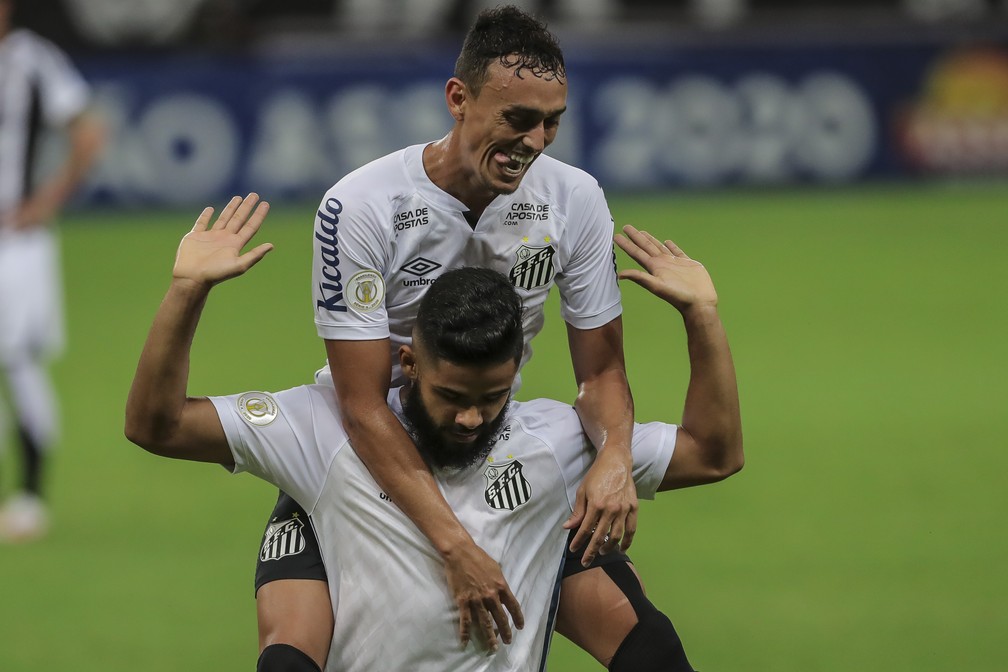 Diego Pituca e Felipe Jonatan comemoram gol do Santos contra o Ceará — Foto: JARBAS OLIVEIRA/ESTADÃO CONTEÚDO