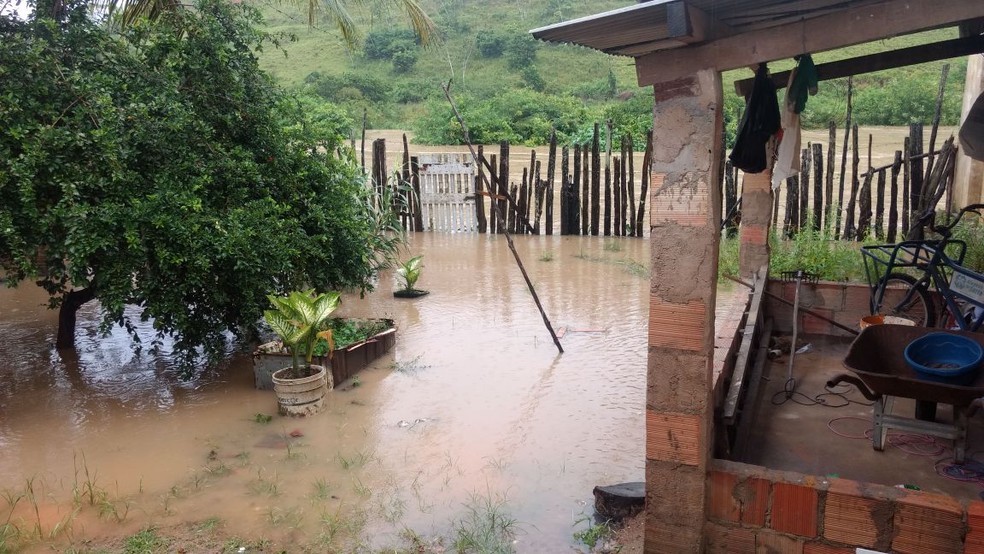 Água invade casas em Jacuípe (Foto: Edellys Cássia/Arquivo pessoal)