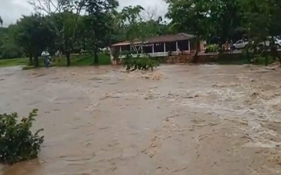 Rio das Almas transbordou após fortes chuvas em Pirenópolis, em Goiás — Foto: Reprodução/TV Anhanguera