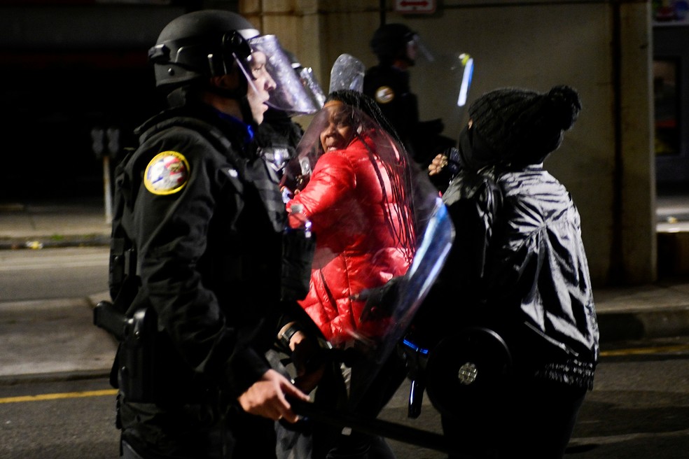 Manifestantes entram em confronto com a polícia na Filadélfia, em 27 de outubro de 2020 — Foto: Bastiaan Slabbers/Reuters