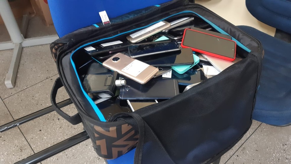 Quase 100 celulares estavam na casa do suspeito — Foto: Sérgio Henrique Santos/Inter TV Cabugi