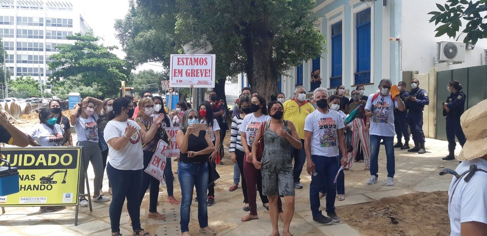 PM usa balas de borracha e gás lacrimogêneo contra manifestantes na Prefeitura de Teresina  — Foto: Lucas Marreiros/g1