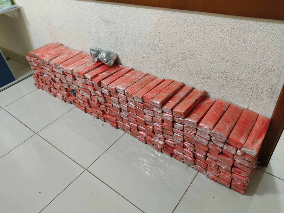 Foram apreendidos cerca de 250 quilos da droga em Ourinhos  — Foto: Polícia Rodoviária Federal / Divulgação 