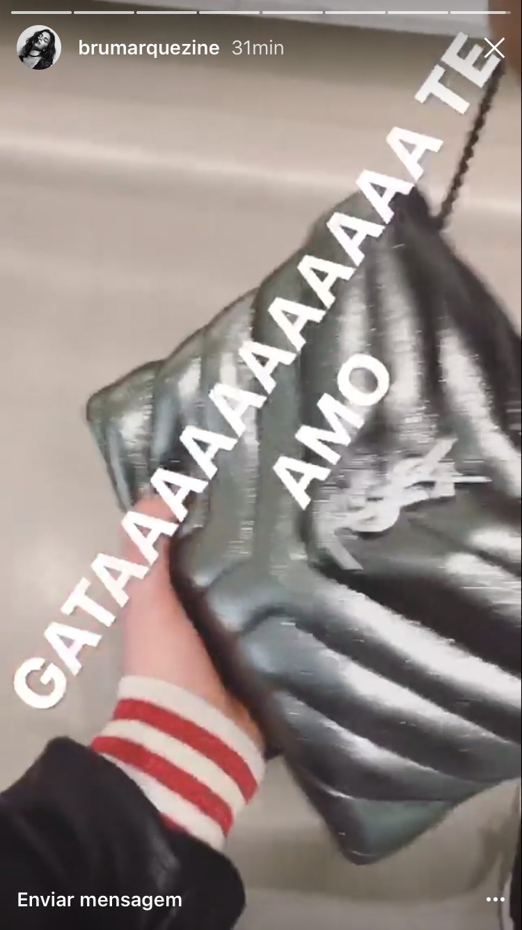 Marquezine se apaixonou pela bolsa de Sasha (Foto: Instagram/Reprodução)