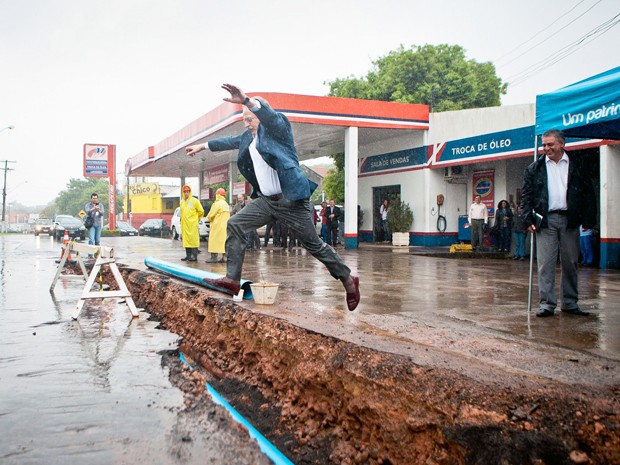 Tarso Genro salta por rede de água em construção no município de Taquari (Foto: Camila Domingues/Palácio Piratini)